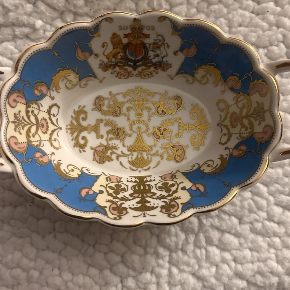Queen Elizabeth ll Bone China Basket 2002 Golden Jubilee Royal Collection